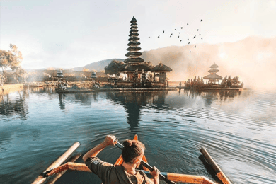 Bali: Lake Bratan, Handara Gate, Waterfall & Swing Tour