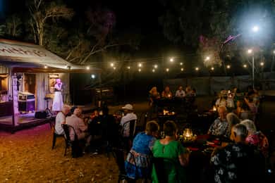 Longreach: Jantar e show no Smithy's Outback