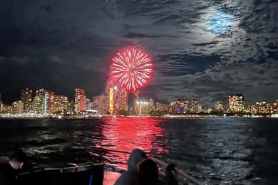 Oahu: Waikiki Fireworks Boat Cruise from Oahu