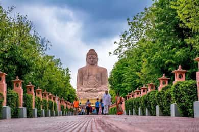 From Varanasi: Bodhgaya 2-Day Tour with Accommodation