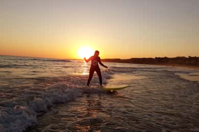 Albufeira: 2 uur surfles op het strand van Falesia