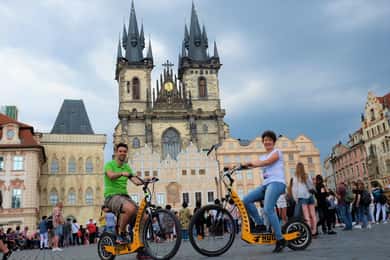 Prague : 2 heures d'excursion en E-Scooter dans le vieux quartier et le long de la rivière