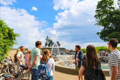 Copenhagen: City Highlights Bike Tour with Guide