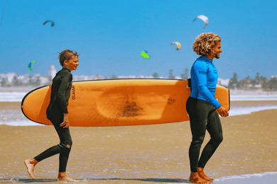 Clases de surf y almuerzo en excursión de un día a Essaouira desde Marrakech