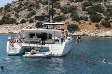 Naxos: Luxury Catamaran Day Trip with Lunch and Drinks