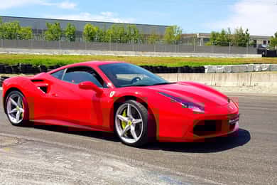 Milano: Provkör en Ferrari 488 på en racerbana