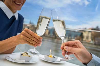 Prag: Abendliche Moldau-Öko-Kreuzfahrt mit Prosecco