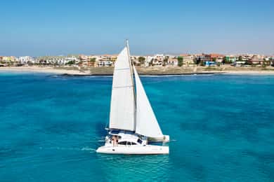 Aventura de catamarã de 3 horas nas águas da Ilha do Sal
