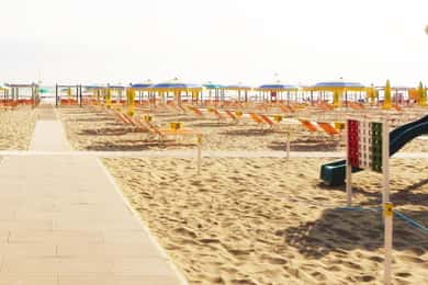 Riccione: 71 Spiaggia con ombrellone, lettino e aperitivo