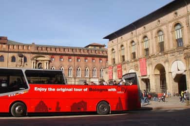 Bologna: Stadsvandring med röd buss och provsmakning av lokala livsmedel