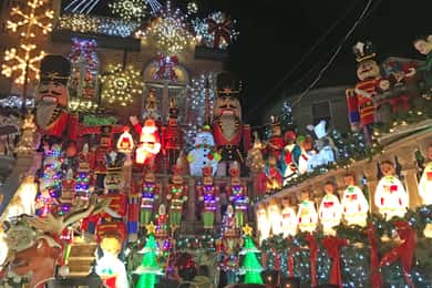 Brooklyn: 1.5-Hour Dyker Heights Christmas Walking Tour