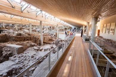 Tour en autobús arqueológico a las excavaciones de Akrotiri y la Playa Roja