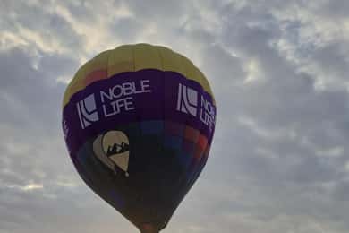 Noble Life Sonnenaufgang Heißluftballonfahrt über der Wüste von Dubai