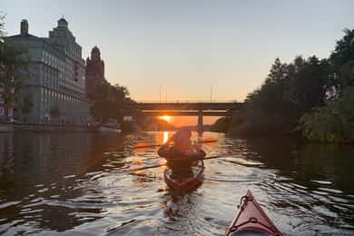 Stockholm: Kajaktour bei Sonnenuntergang in der Stadt + schwedische Fika