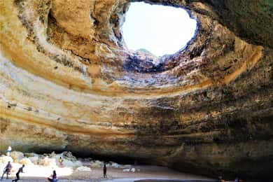 Ab Vilamoura: 2,5-stündige Bootstour zur Benagil-Höhle und zu den Delfinen