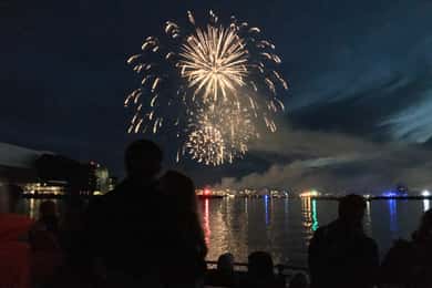 Reykjavik: New Year's Eve Fireworks Cruise