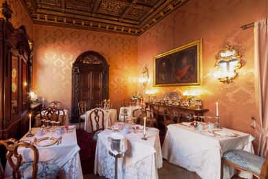 Venedig: Romantisches Palastdinner und private Gondelfahrt