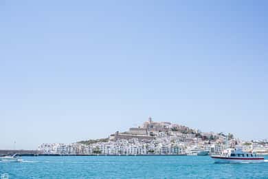 Från östra Ibiza: Ibiza stad transfer tur och retur med färja