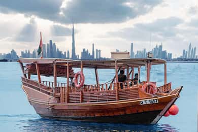 Dubai - en solnedgång Burj Khalifa solnedgång på en Abra