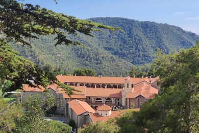 Troodos byar och Kykkos kloster från Paphos på polska