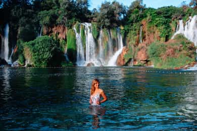 Sarajevo: Kravica-Wasserfälle mit Tour und Bad in Mostar und Konjic