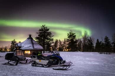 Rovaniemi: Aurora Borealis snöskotersafari med lägereld