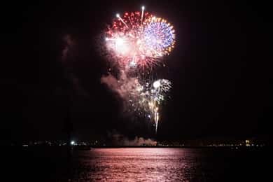 Hilton Head Island: Dolphin Tour at Sunset & Fireworks Show