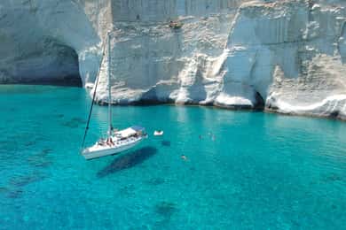 Adamantas: Milos Sightseeing Sailboat Cruise