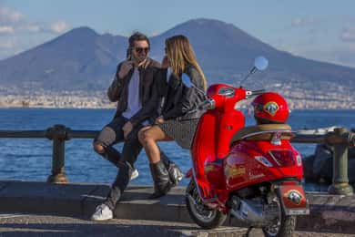Upea Vespa-kierros Napolissa ääniohjaajalla – kuljettajalla