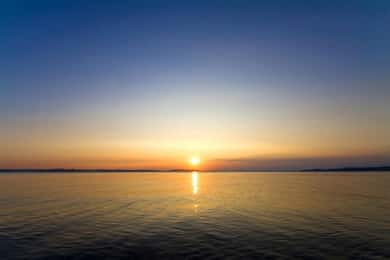 Mykonos : Croisière semi-privée au coucher du soleil dans la mer Égée avec goûter mykonien