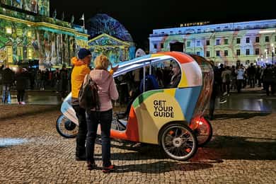 Berlin: Beleuchtetes Berlin mit dem Fahrradtaxi