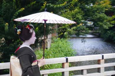 Gion om natten: Hemmeligheter og legender om geishaene