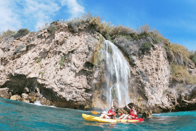 Nerja: Tour guiado de caiaque pelos penhascos de Nerja e pela cachoeira Maro