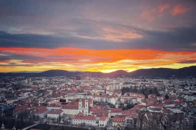 Graz: Funicular Ride & Schlossberg Picnic Experience