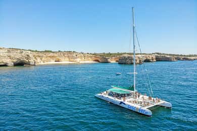 Portimão: Passeio de Catamarã a Benagil e Carvoeiro