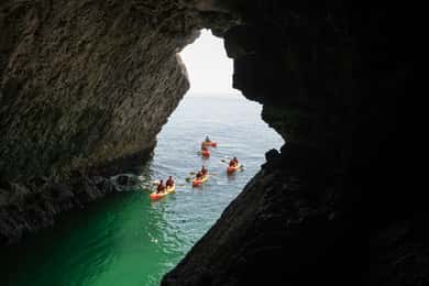 Lisbon: Arrabida Park Kayak Tour with Beach Picnic