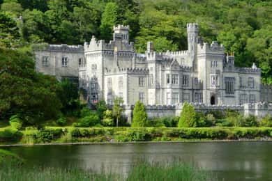 From Galway: Connemara and Kylemore Abbey Day Tour