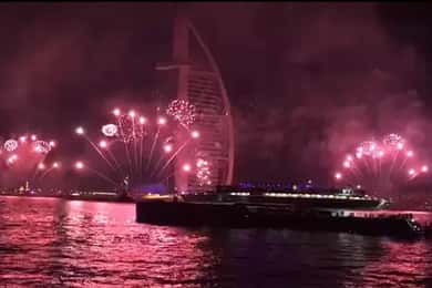 Dubái: Crucero de Nochevieja en megayate Lotus con fuegos artificiales y cena