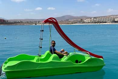 Caleta de Fuste: Tretboot mit Rutsche mieten