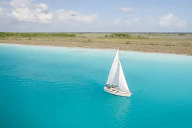 Bacalar: Gita in barca a vela di gruppo con bagno e bevande