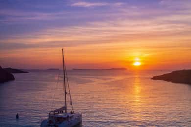 Santorini: Luxury Sunset Cruise with Dinner, BBQ, and Drinks