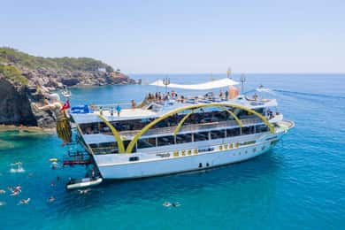 Kemer Öğle Yemeği ve DJ Eşliğinde Tam Günlük Tekne Turu