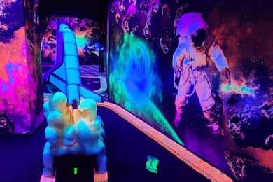 Amerykański sen: bilet wstępu do minigolfa Blacklight