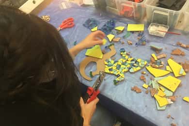 バルセロナ：トレンカディスのモザイク クラス – ガウディのテクニックを学ぶ