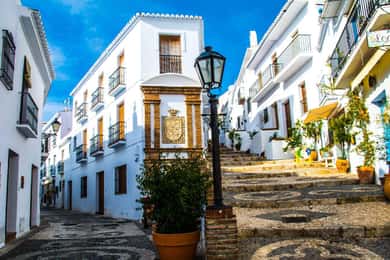 Málaga: Excursión a Frigiliana y Nerja con Degustación de Productos Locales
