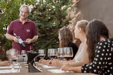 Entdecke La Rioja: Geführte Tour durch die Weinkellerei und Weinverkostung