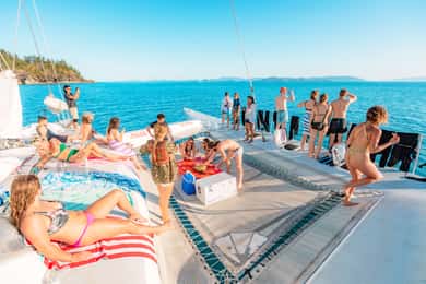 Airlie Beach: 2-Day Whitsunday Islands Sailing Snorkel Tour
