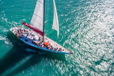 Airlie Beach: Whitsunday Islands 2-Day Sailing Tour