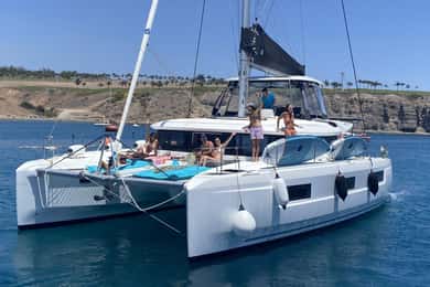 Pasito Blanco: Excursión privada en catamarán con comida y bebida