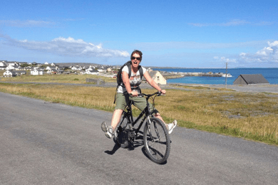 From Doolin: Day Trip to Inisheer with Bike or Bus Tour
